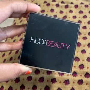 Huda Beauty Tantour Contour  in tan